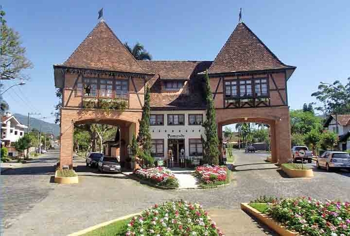 Em uma região rural da cidade de Pomerode, em Santa Catarina, está localizada uma vila que se destaca pelo seu valor histórico e cultural. Trata-se da Rota do Enxaimel.  Reprodução: Flipar