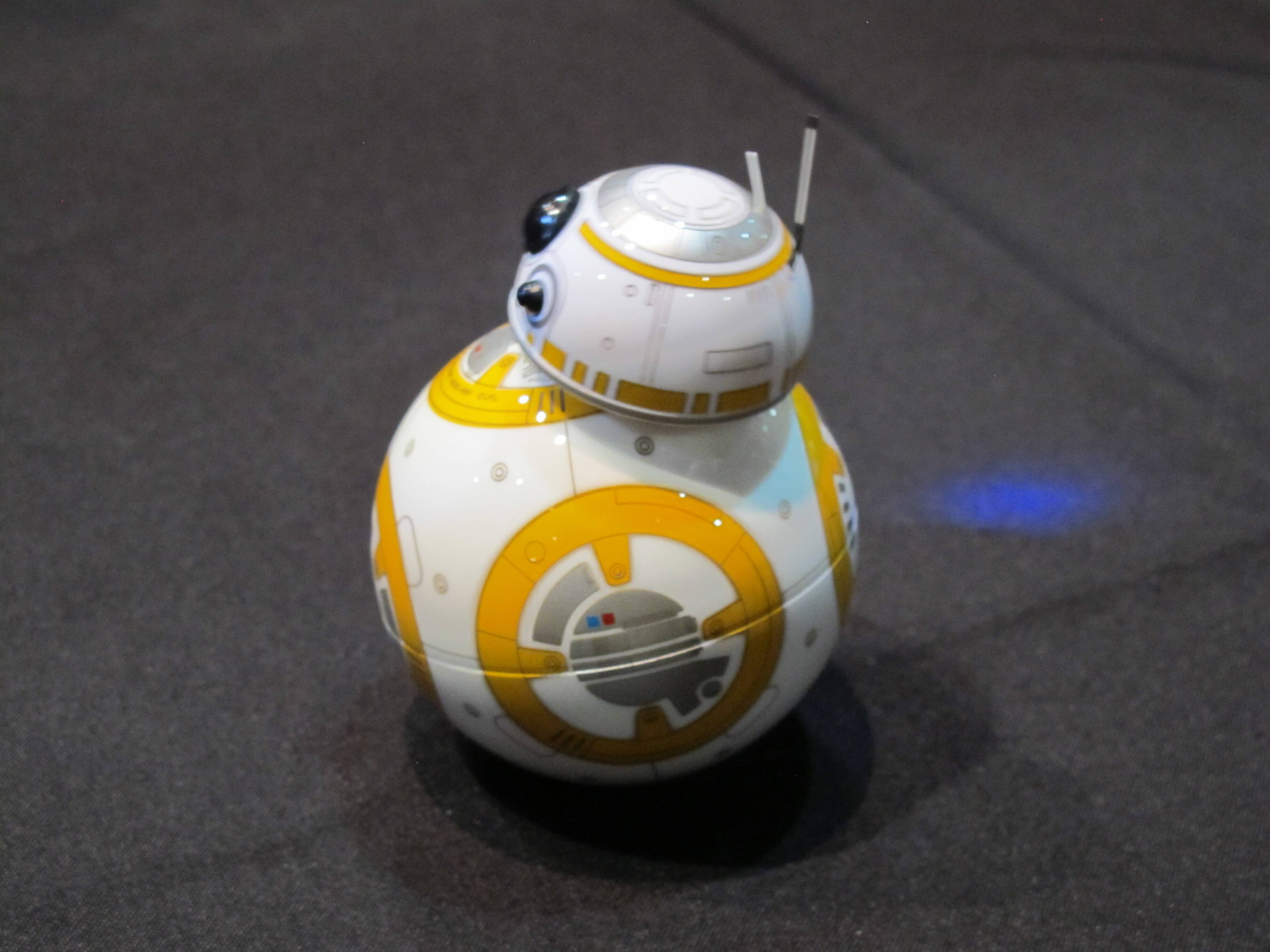 Inspirada no lançamento do filme Star Wars: O Despertar da Força, a Sphero divulgou o Force Band, que pode ser controlado à distância pelo usuário. Foto: Emily Canto Nunes/iG