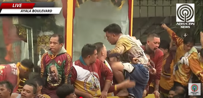 Multidões se aglomeram pela procissão do Nazareno Negro nas Filipinas; veja fotos Reprodução YouTube