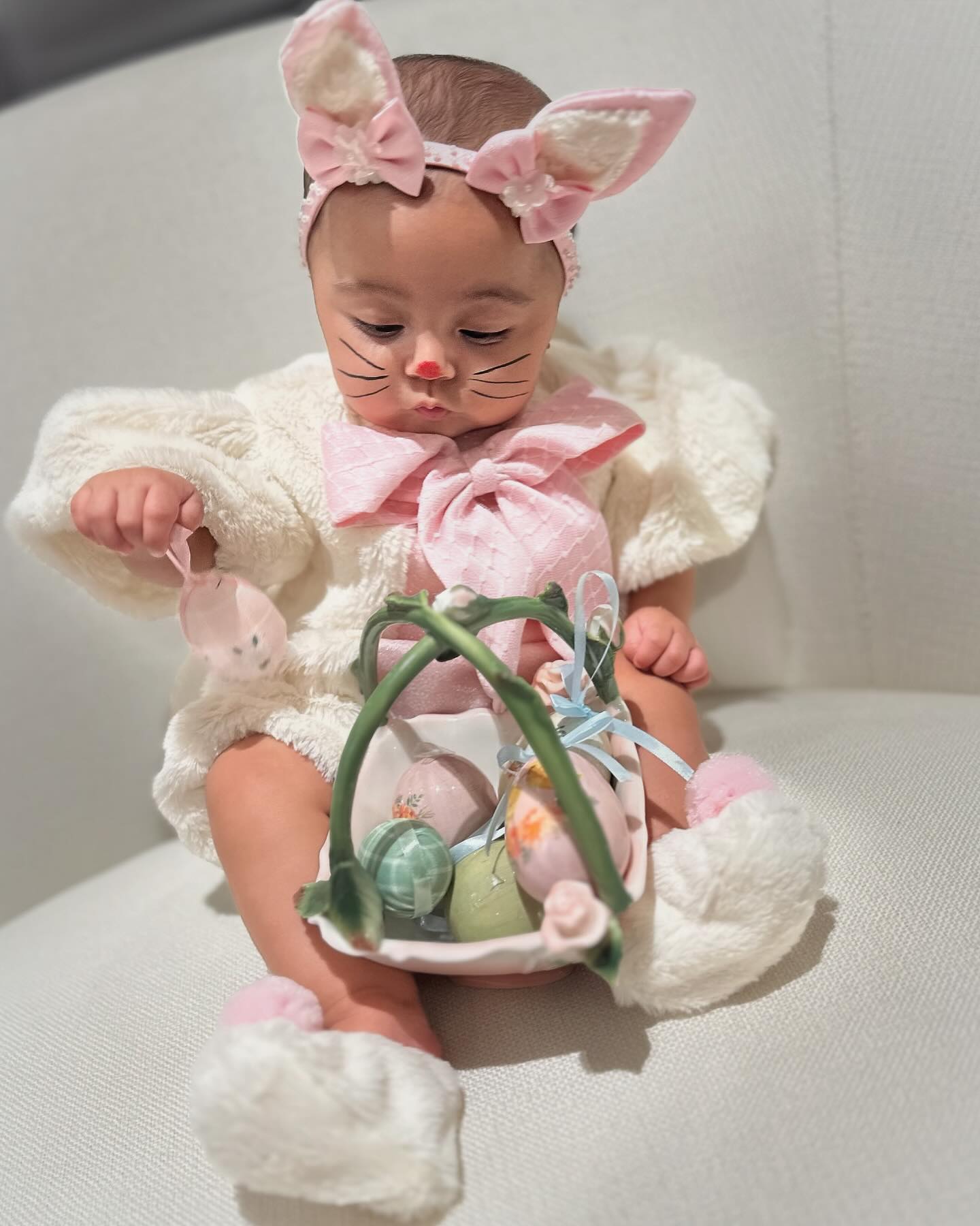 Graciele Lacerda, esposa de Zezé Di Camargo, compartihou um registro da filha do casal, Clara, vestida de coelhinha.. Foto: Reprodução/@gracielelacerdaoficial