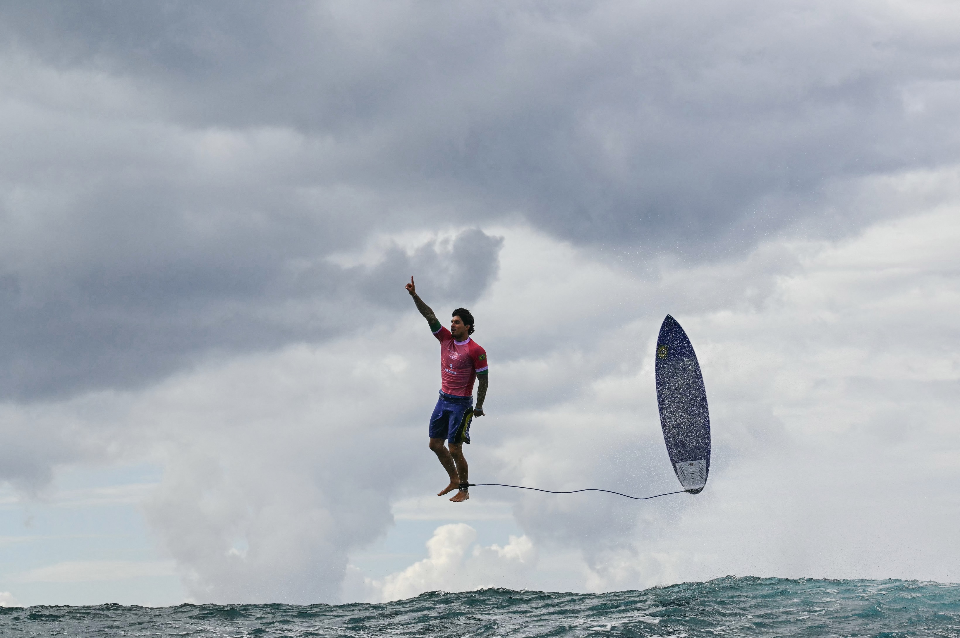 29 de julho - O brasileiro Gabriel Medina reagiu após pegar uma grande onda na 5ª bateria da 3ª rodada do surf masculino, durante os Jogos Olímpicos de Paris 2024, em Teahupo'o, na ilha do Taiti, na Polinésia Francesa. JEROME BROUILLET / AFP via Getty Images