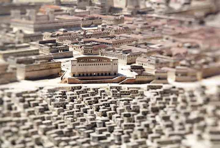 No acervo do Museu de Israel, em Jerusalém, há uma maquete de 20m² que representa a cidade no chamado período do Segundo Templo (539 a.C. até 70 d.C.).

 Reprodução: Flipar