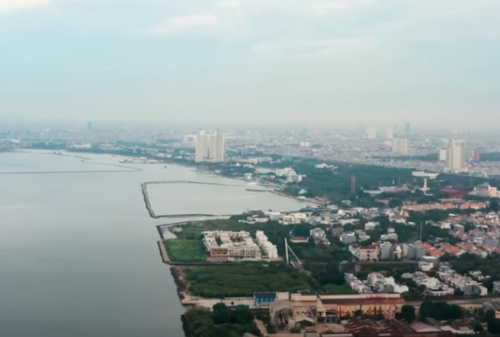 A cidade tem mais de 10 milhões de habitantes. O afundamento ocorre porque um número cada vez maior de pessoas retira água dos aquíferos abaixo da cidade. Reprodução: Flipar