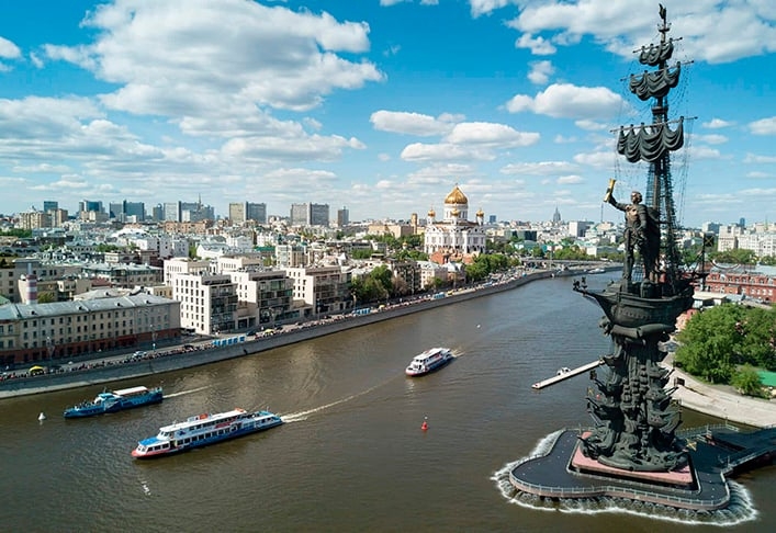 Pedro, O Grande (Rússia) - 96m - Fica em Moscou. Feita de bronze. Inaugurada em 1997. Criada para representar Cristóvão Colombo, não teve nenhum cliente interessado na América. Então, o escultor artista russo Zurab Tsereteli alterou a face da estátua para o czar Pedro I. Reprodução: Flipar