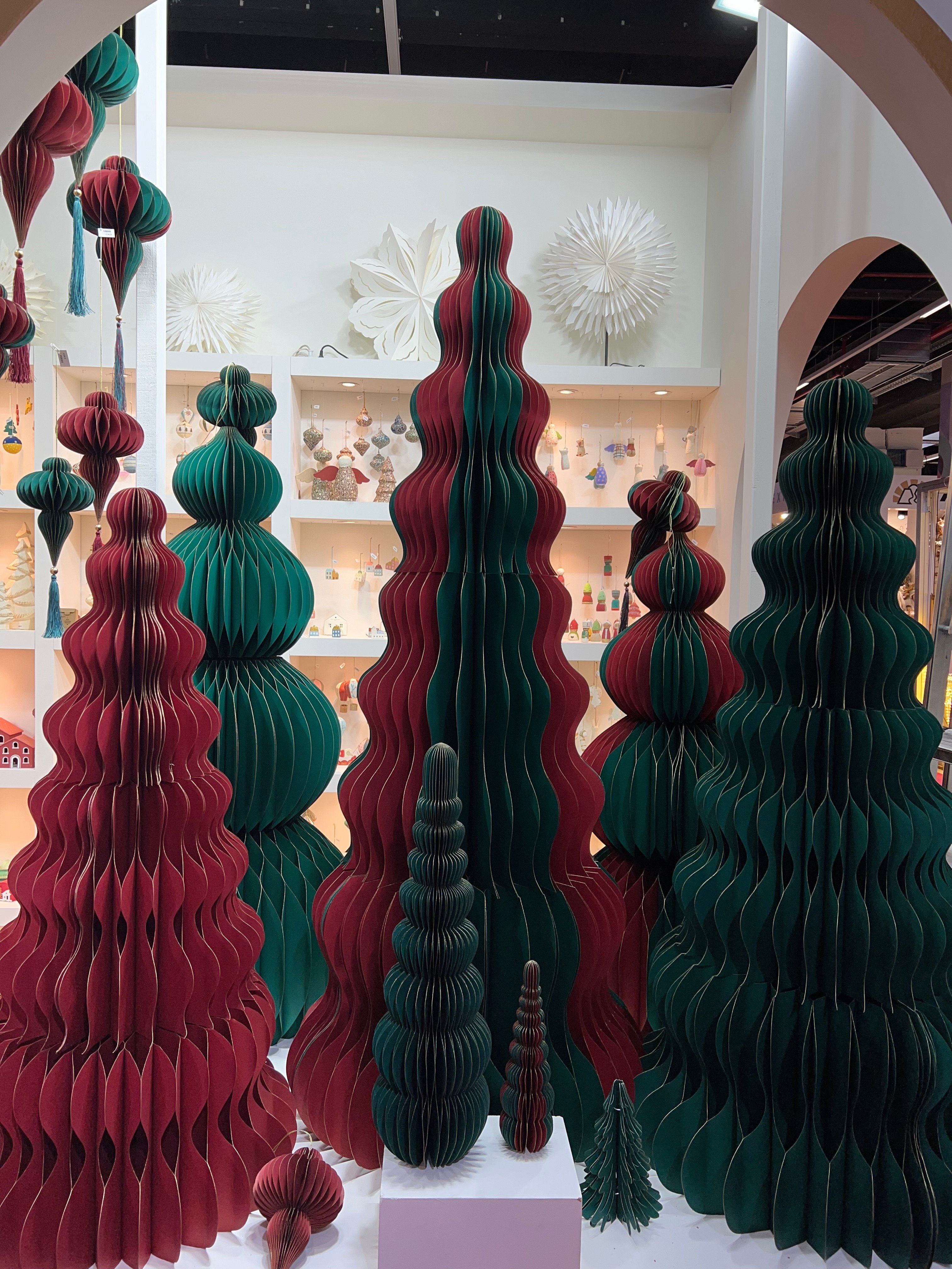 Dobraduras de papel transformam-se em árvores de Natal de diferentes tamanhos. Foto: Yara Guerchenzon