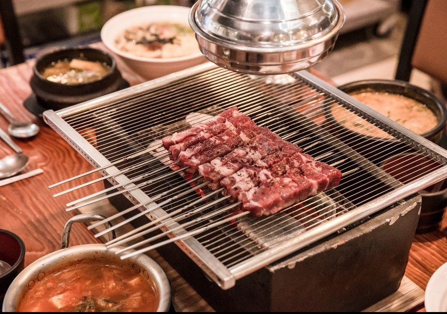 A carne é grelhada na própria mesa onde as pessoas vão fazer as refeições.  Reprodução: Flipar