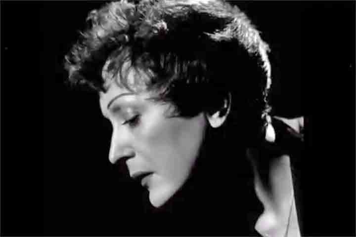 Há 62 anos, no dia 10 de outubro de 1963, morria Édith Piaf, a cantora que se tornou uma das artistas francesas mais famosas e influentes do mundo. 
 Reprodução: Flipar