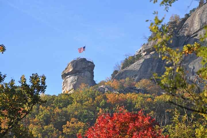 Nos Estados Unidos, Erica Ellingson, professora emérita de Astrofísica na Universidade do Colorado em Boulder, está investigando os alinhamentos lunares em Chimney Rock, uma crista rochosa a cerca de 300 metros acima do solo de um vale no Colorado, nos Estados Unidos. Reprodução: Flipar