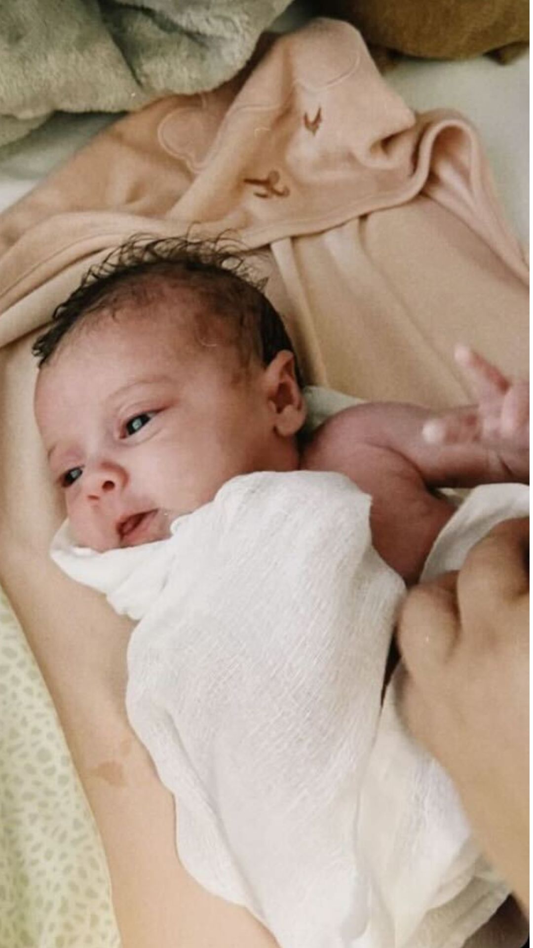 Helena, filha de Neymar, completando 28 dias de vida Instagram