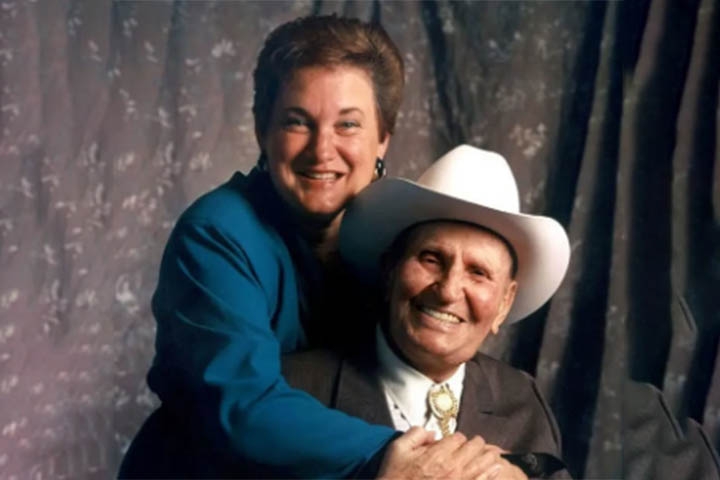 Filho de agricultores, Autry cresceu no ambiente rural do sul dos Estados Unidos, onde aprendeu desde cedo a montar a cavalo e a lidar com a vida simples do campo. 
 Reprodução: Flipar