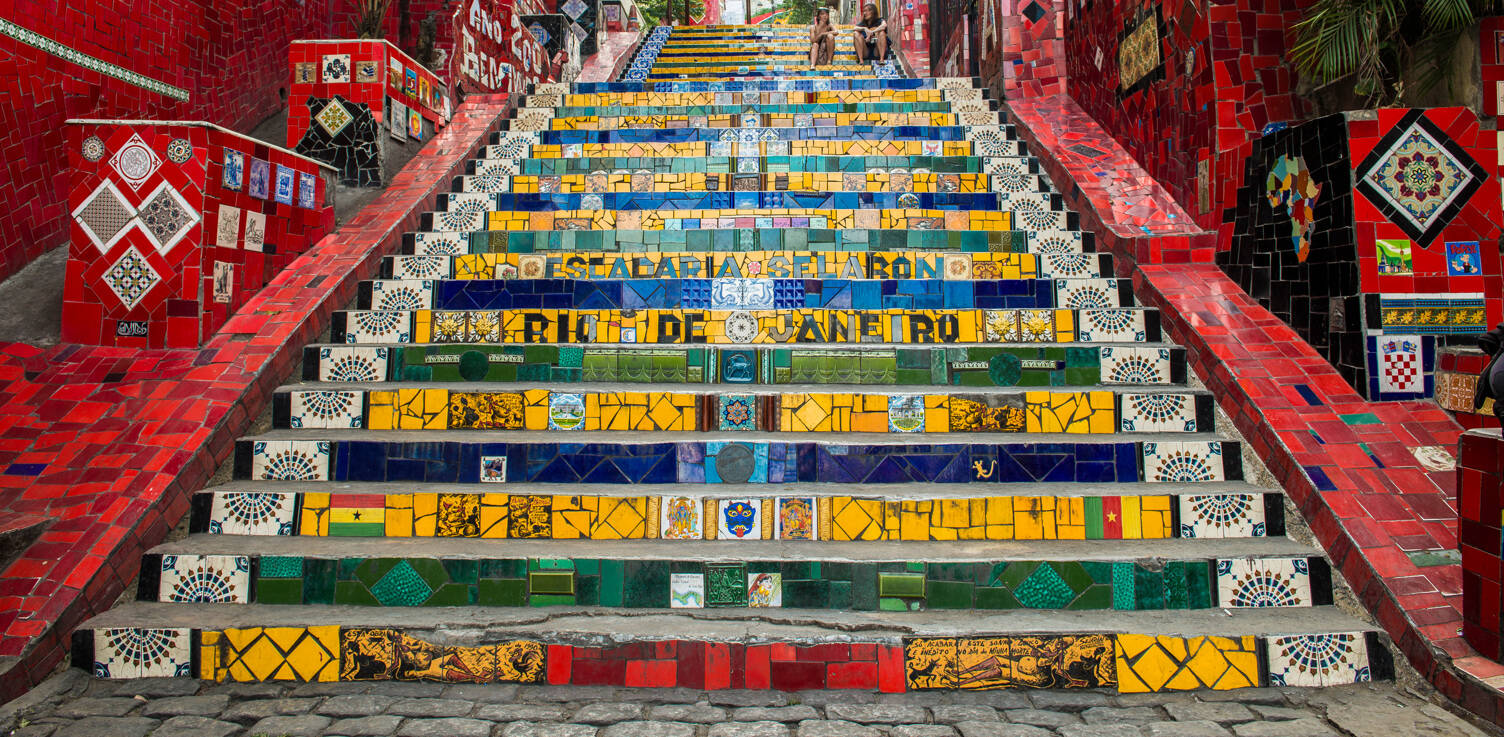 A Escadaria Selarón se tornou um cenário de fotos para turistas que visitam o Rio de Janeiro Divulgação