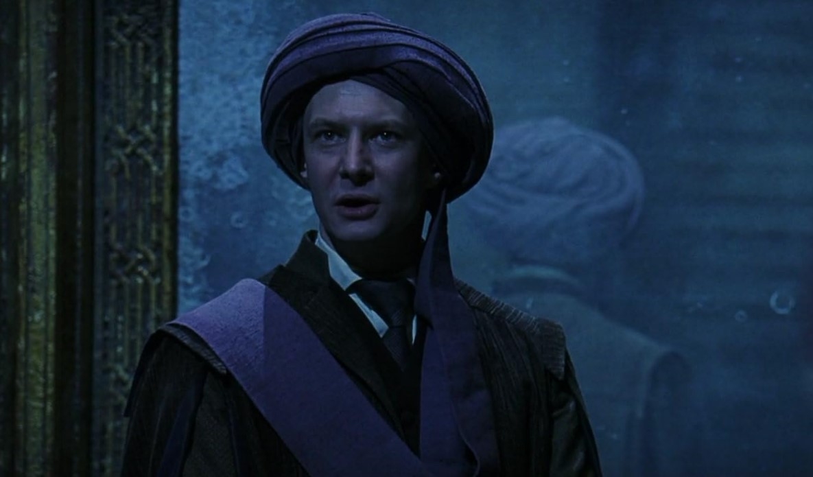 Quirino Quirrell (Ian Hart) – Professor de Defesa Contra as Artes das Trevas no primeiro ano. Inseguro e aparentemente inofensivo, é revelado como um aliado de Voldemort, abrigando-o em sua própria cabeça.
 Reprodução: Flipar