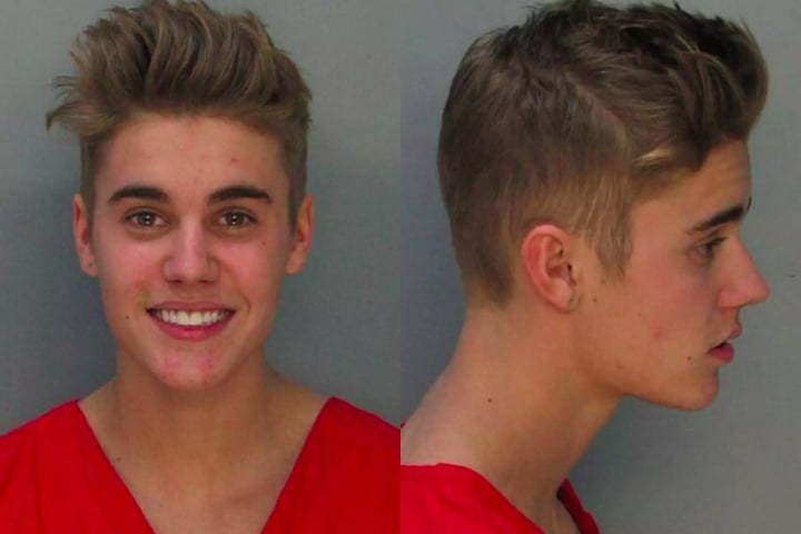 Justin Bieber – O cantor canadense foi preso algumas vezes em 2014 em Miami por vários motivos diferentes: dirigir sob efeito de substâncias (com a carteira vencida), resistência à prisão, participar de um racha e até por agredir um motorista. Reprodução: Flipar