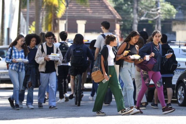 Os incentivos oferecidos são os seguintes: R$ 200 anuais como incentivo à matrícula Reprodução: Flipar