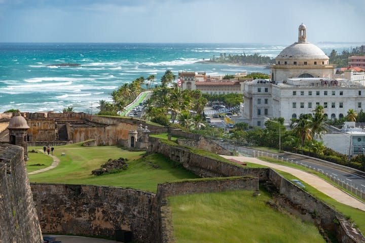 Porto Rico foi colônia da Espanha por quatro séculos. Como consequência da Guerra Hispano-Americana, o território acabou cedido aos Estados Unidos. Assim, espanhol e inglês são as línguas oficiais da ilha.
 Reprodução: Flipar