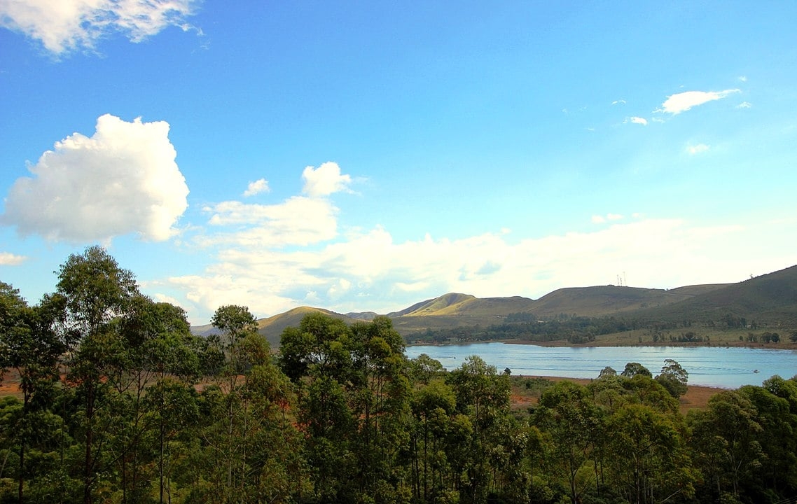 A cidade fica em uma região com bastante vegetação, como na área banhada pela Lagoa dos Ingleses (foto).  Reprodução: Flipar