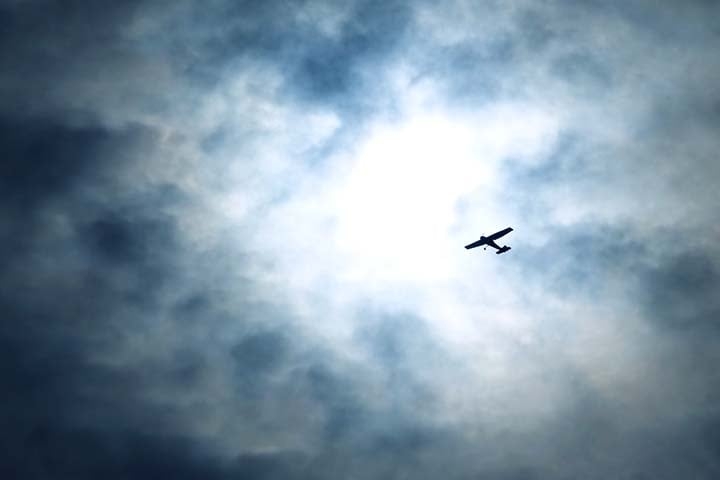 As nuvens afetam a visibilidade, a turbulência, o consumo de combustível e os processos de navegação aérea. Nuvens de tempestade representam risco de ventos cortantes e granizo, enquanto as nuvens densas obrigam aeronaves a voarem acima ou ao redor delas. Reprodução: Flipar
