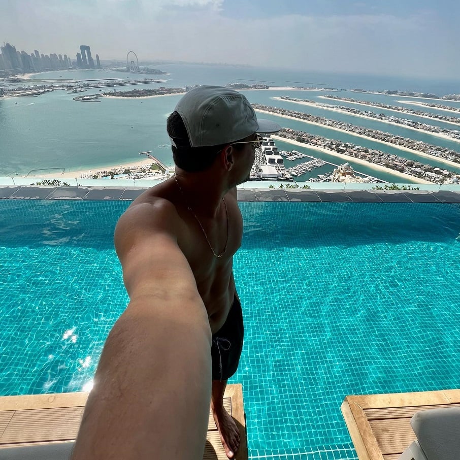 O ator Thiago Martins na Aura Skypool, em Dubai. Foto: Reprodução/Instagram 28.03.2023