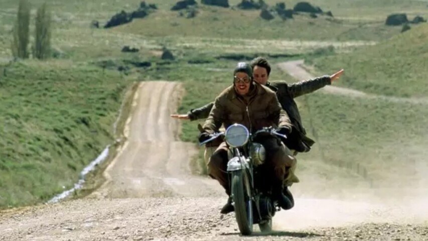 Diários de Motocicleta - Com direção de Walter Salles, a produção internacional com o astro mexicano Gael García Bernal foi indicado a Melhor Roteiro Adaptado e a Melhor Canção Original em 2005. Levou a estatueta nesta segunda categoria pela música “Al otro lado del rio”, do uruguaio Jorge Drexler. 
 Reprodução: Flipar