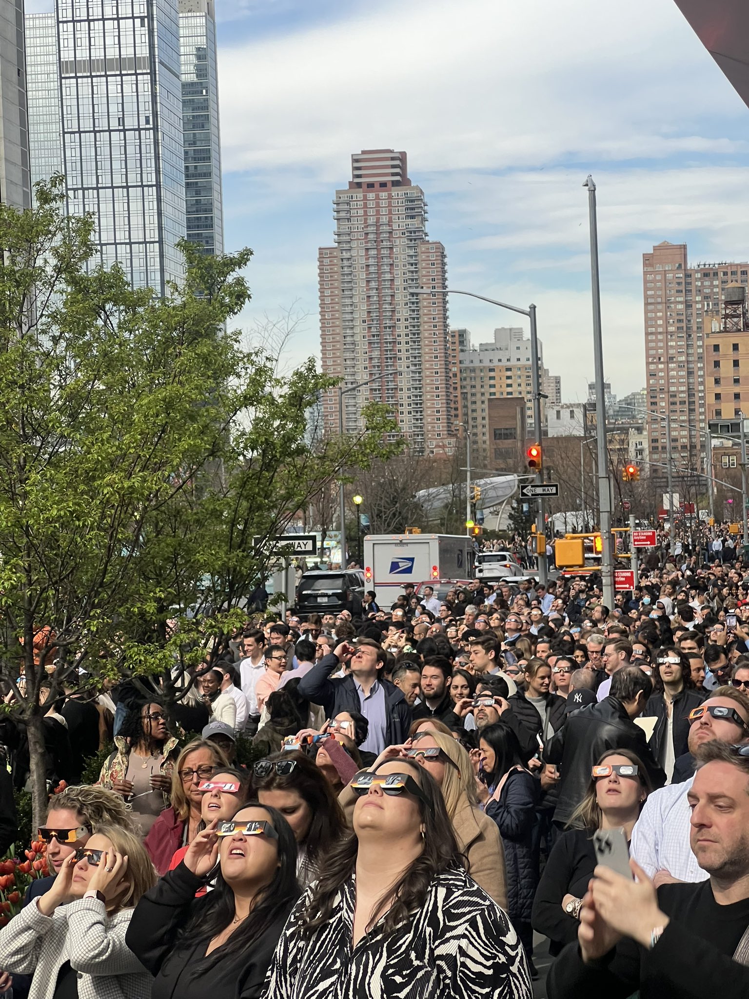 Milhares de pessoas acompanharam o eclipse solar total em Nova Iorque Reprodução/X