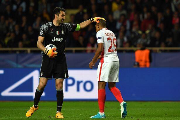 Buffon e Mbappé quando se enfrentaram: o goleiro com a Juventus e o atacante com o Monaco. Foto: Divulgação