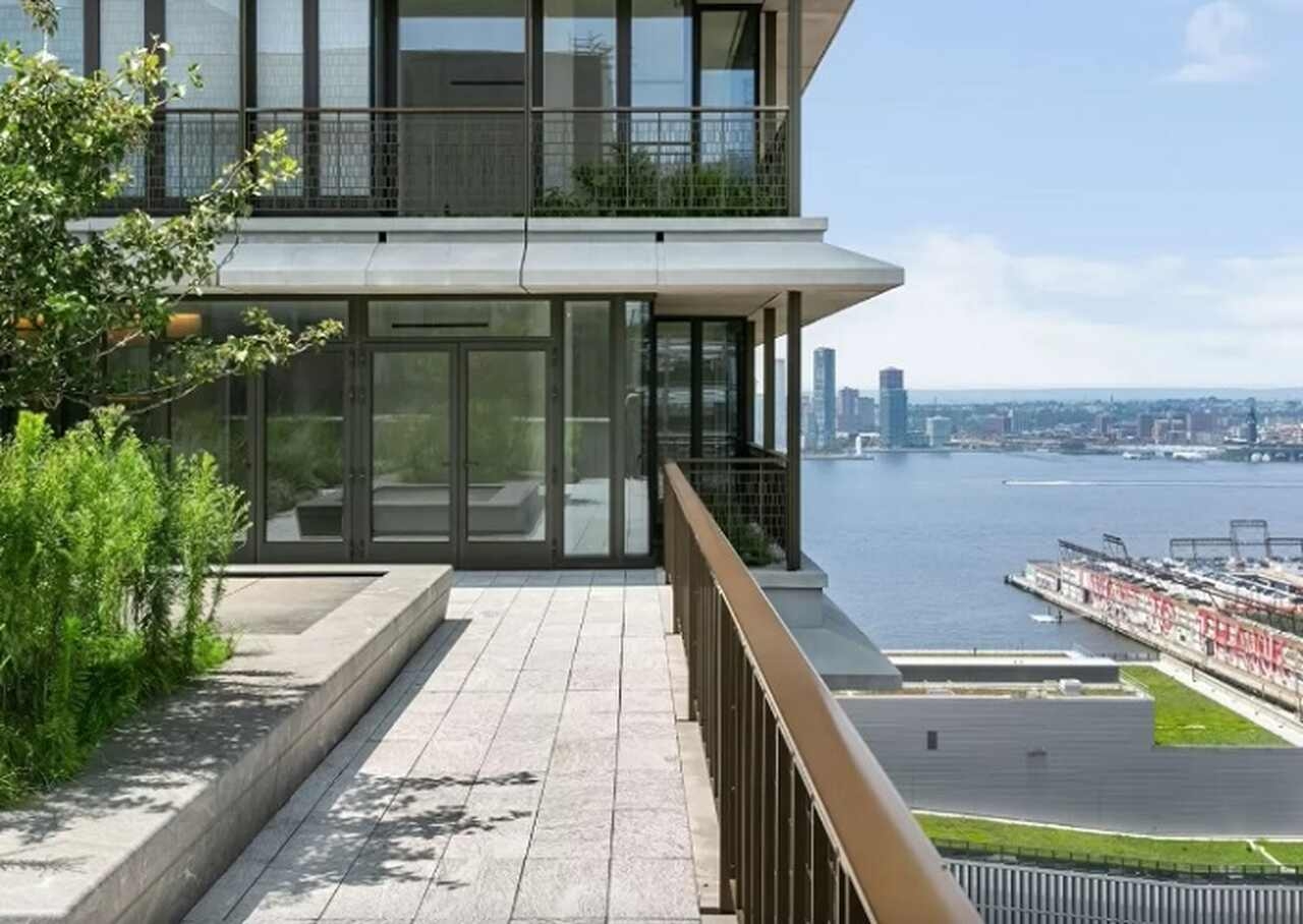 O apartamento também dá vista para o famoso rio Hudson, que atravessa Nova York e faz parte da rota turística para passeios de barco. 