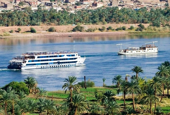 Os navios de cruzeiro no Nilo variam desde embarcações luxuosas, com cabines espaçosas, piscinas, restaurantes gourmet e spas, até opções mais simples e econômicas. Reprodução: Flipar