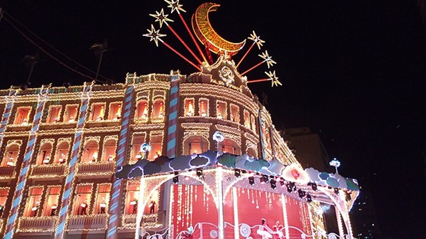   Curitiba está entre os destinos especiais para os amantes do Natal. Com as principais vias decoradas e com muitas luzes, a capital paranaense tem a Feira de Natal da Praça Osório, o Mercado Municipal e a apresentação de coral do Palácio Avenida. Reprodução: Flipar