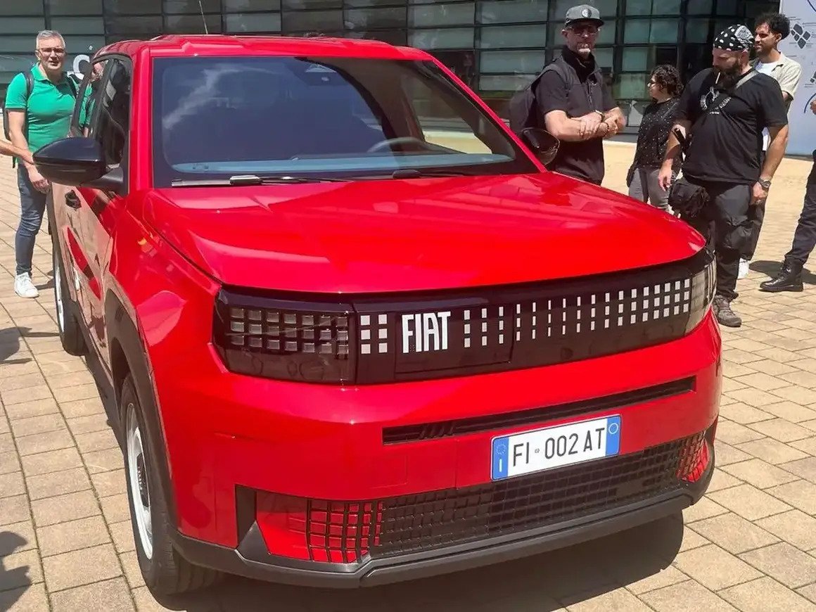Fiat Panda em sua versão de entrada estático na Itália  Reprodução/MotorisuMotori.it