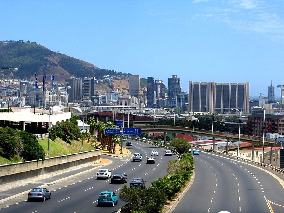 Na África, a mão inglesa prevalece em países do Sul e Sudeste. Entre eles, a África do Sul . Na foto, trânsito na Cidade do Cabo, a cidade mais turística do país.  Reprodução: Flipar