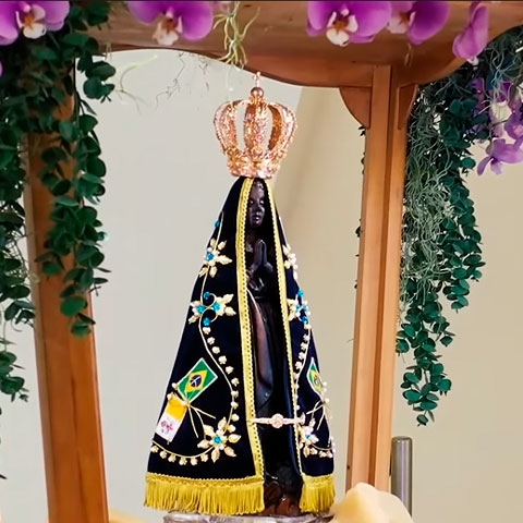 As diversas manifestações de  Maria  a Santa Mãe de Jesus, também têm muitos devotos por todo o Brasil. Nossa Senhora Aparecida é a padroeira do país. Reprodução: Flipar