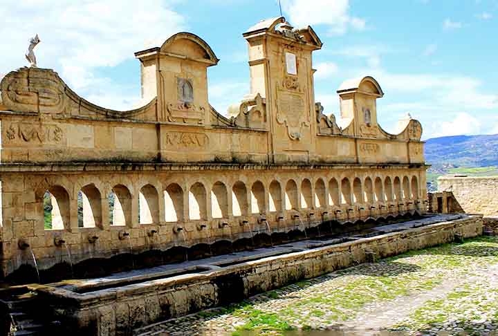 FONTE DE SAN MARTINO - Nápoles - Situada na Piazza San Martino, esta fonte barroca do século XVII é conhecida por suas esculturas e pela vista panorâmica da cidade que oferece. É um marco importante na história napolitana. Reprodução: Flipar