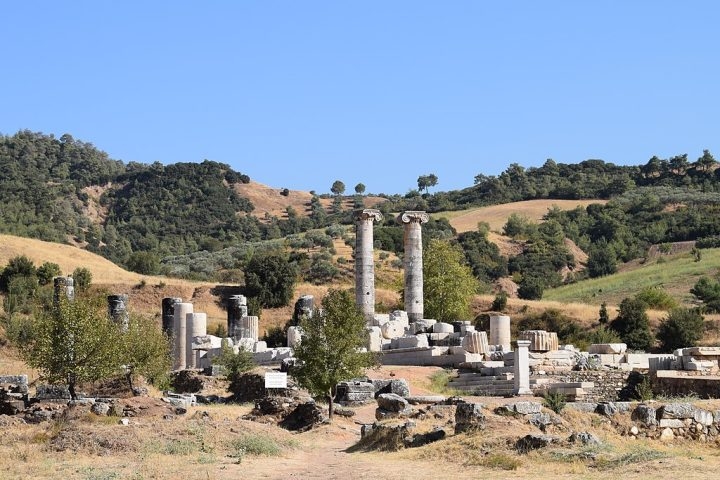 Funcionava como um centro religioso e cultural importante da época. Foi incendiado propositalmente em 356 a.C. por Heróstrato, depois reconstruído, mas destruído definitivamente pelos godos no ano 262 d.C. Reprodução: Flipar