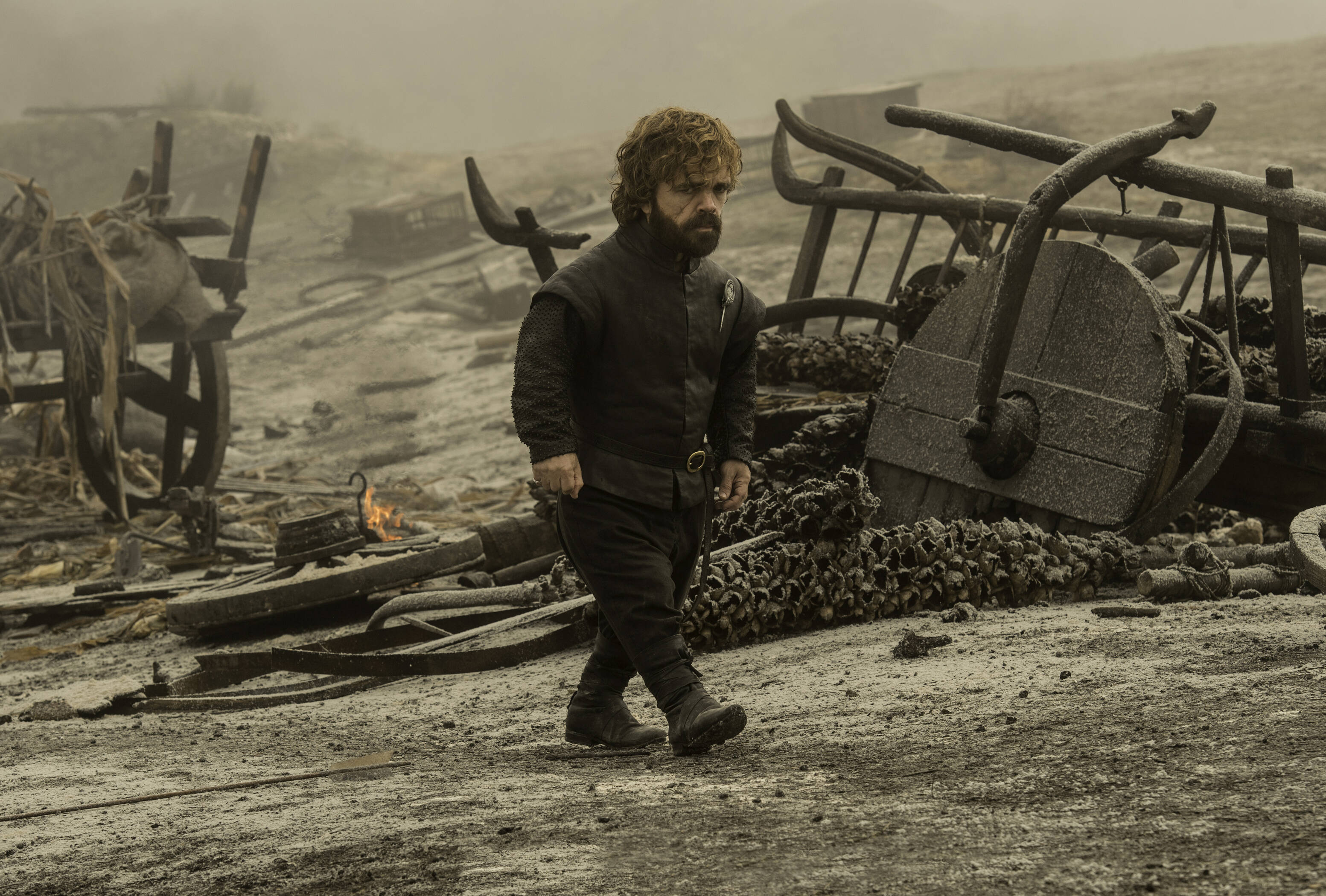 Tyrion vagueia pelos destroços provocados pelo tormento de Daenerys. Estaria ele questionando o poder de sua rainha?. Foto: Divulgação
