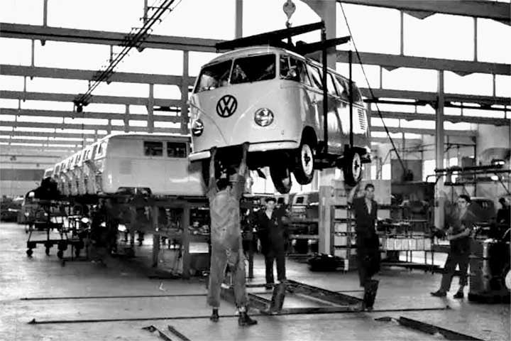 Em 1961, surgiram as versões de seis portas com câmbio sincronizado e 95% de nacionalização.
 Reprodução: Flipar