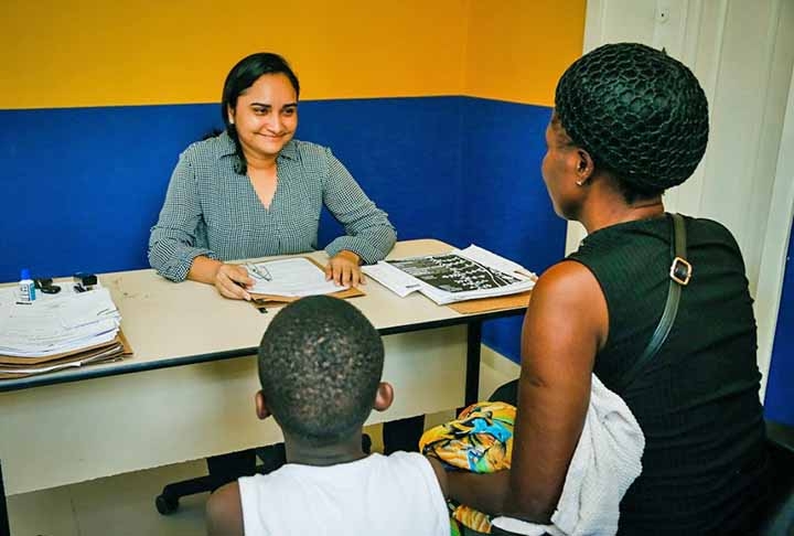 Além deles, assistentes sociais também correm alto risco de sofrerem com Burnout, afinal, acompanham realidades difíceis e lidam com demandas emocionais intensas. Reprodução: Flipar