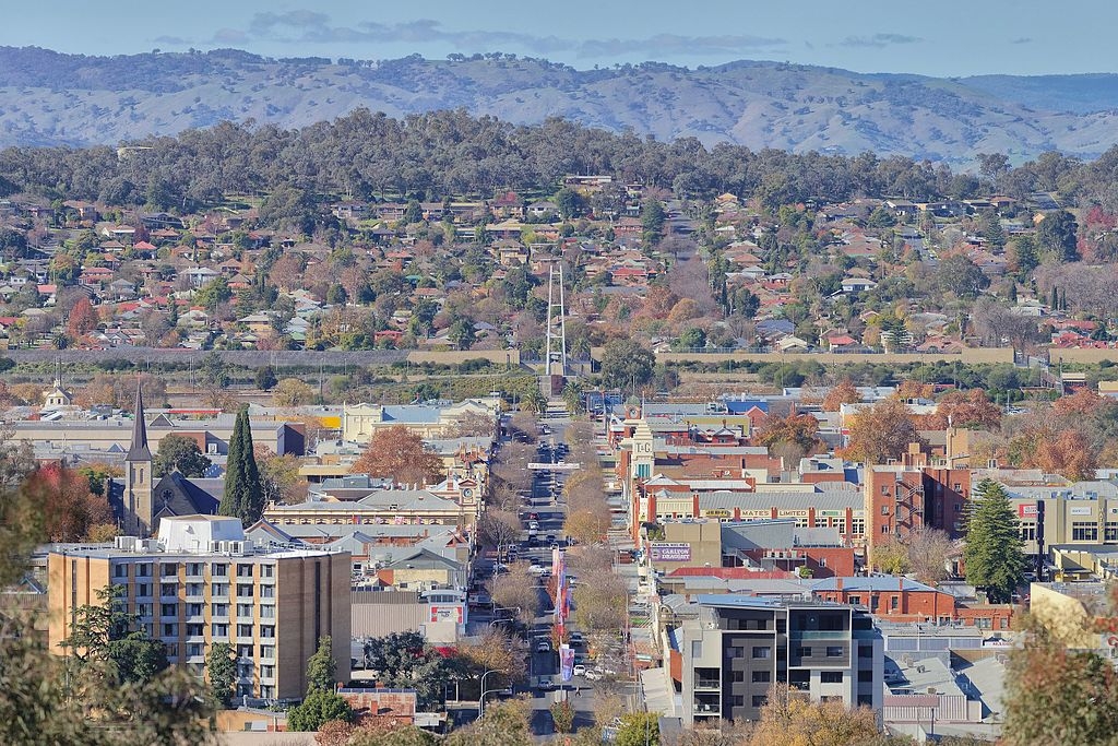 Localizada na fronteira de Nova Gales do Sul e Victoria, Albury é conhecida pelo Rio Murray, parques tranquilos e sua rica história. É um importante centro regional.

 Reprodução: Flipar