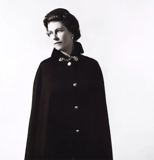 Rainha Elizabeth II em foto de 1968 Cecil Beaton