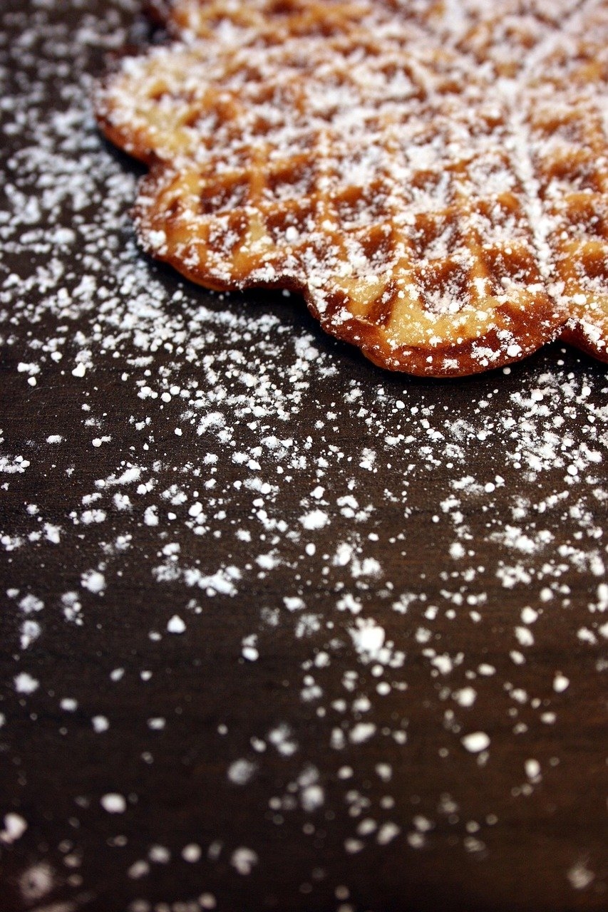 O Dia do Waffle é comemorado em 25 de março, sendo inventado não pelos criadores belgas, mas sim pelos suecos. Apenas um motivo para saborear esse apetitoso quitute de massa à base de farinha, ovos, açúcar, manteiga e leite. Reprodução: Flipar