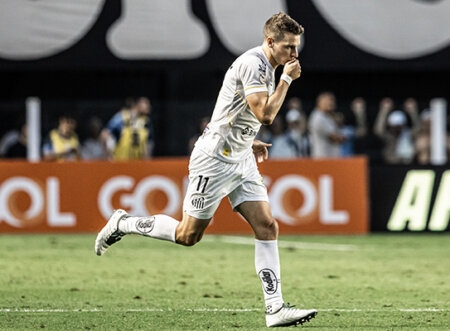 FURCH - Substituiu Soteldo aos 33 do 2º tempo . Deu uma boa dinâmica, com passes longos aos companheiros e buscando jogadas em velocidade - NOTA 6,0  - Foto: Raul Baretta/ Santos FC.