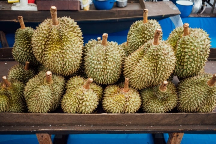 Em vários países da região, o consumo dessa fruta é proibido em hotéis e transportes públicos, já que seu aroma remete a enxofre, esgoto e alimentos estragados. Reprodução: Flipar