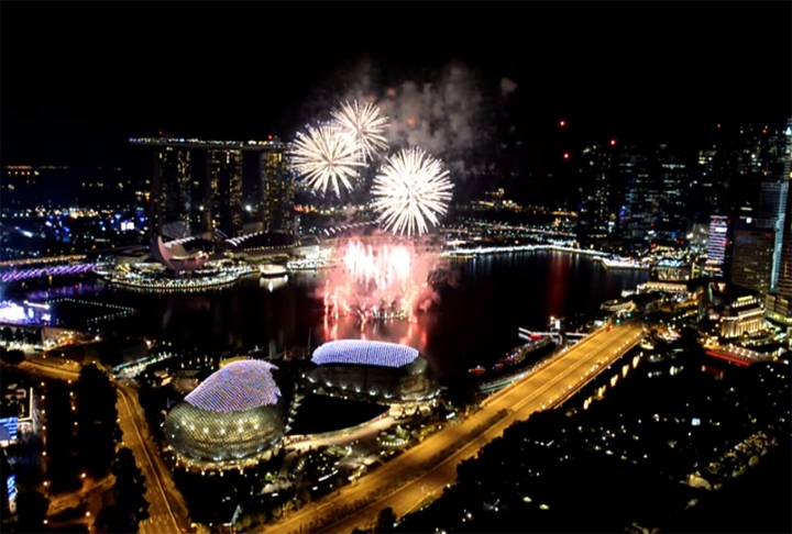 Um dos eventos mais populares da festa de ano novo em Singapura é a contagem regressiva da Marina Bay. Este evento acontece em frente ao Marina Bay Sands.