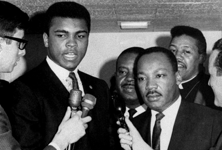 Ídolo negro e pacifista, um dos momentos marcantes de Ali foi sua sintonia com Martin Kuther King, expoente da luta contra o Racismo no mundo.  Reprodução: Flipar