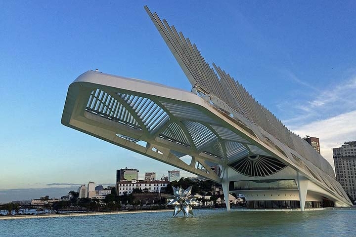 Museu do Amanhã (Rio de Janeiro): O antigo pier da Praça Mauá, no Rio de Janeiro, passou a abrigar um museu inovador, com a moderna arquitetura do espanhol Santiago Calatrava. Aberto em 2015, reúne ciência, arte e tecnologia, com proposta de interação com o público e um olhar voltado para o futuro. 