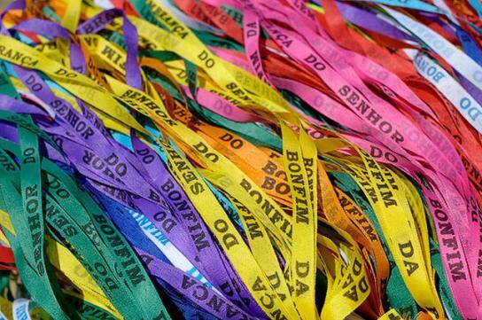 Fitas do Senhor do Bonfim: a crença popular diz que a cada nó deve-se fazer um pedido mentalmente, que deve ser mantido em segredo até a fita se romper . Foto: Reprodução