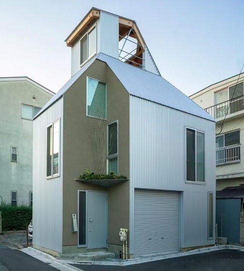 Projetada pelo escritório Kominoru Design, a casa, que tem apenas 30 m² e três andares, foi construída em um terreno de esquina. Reprodução: Flipar