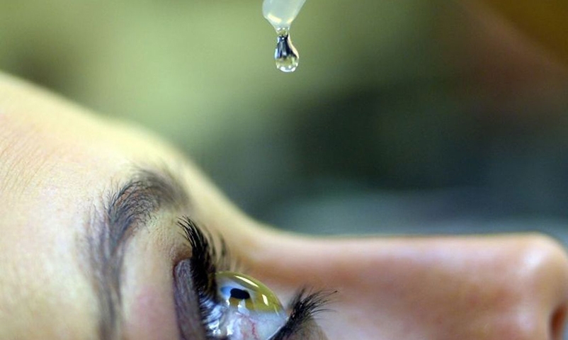 A doença está associada ao aumento da pressão intraocular e, geralmente, não apresenta sintomas nas fases iniciais. O tratamento inclui o uso de colírios específicos. Reprodução: Flipar
