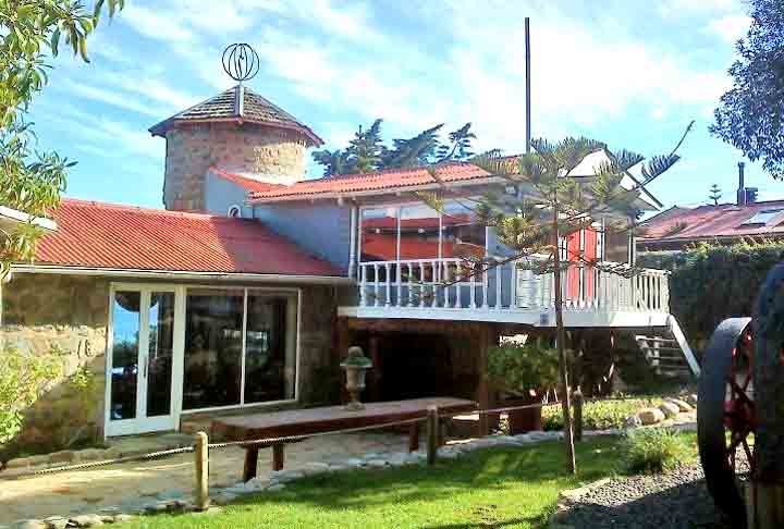 Já em El Quisco, fica a Casa Museo Isla Negra, também de Pablo Neruda, onde o poeta passou seus últimos dias de vida. Considerada a mais bela das três casas de Neruda, Isla Negra tem vista para o oceano de todos os pontos da residência. Reprodução: Flipar