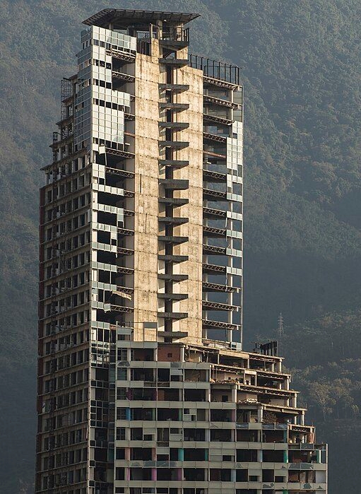 6) Centro Financiero Confinanzas, Venezuela (190 m): Esse arranha-céu, também chamado de Torre de David, tem 45 andares e foi projetado para ser um centro financeiro. Sua construção foi interrompida em 1994, devido à crise econômica e à morte de seu idealizador, David Brillembourg. Reprodução: Flipar