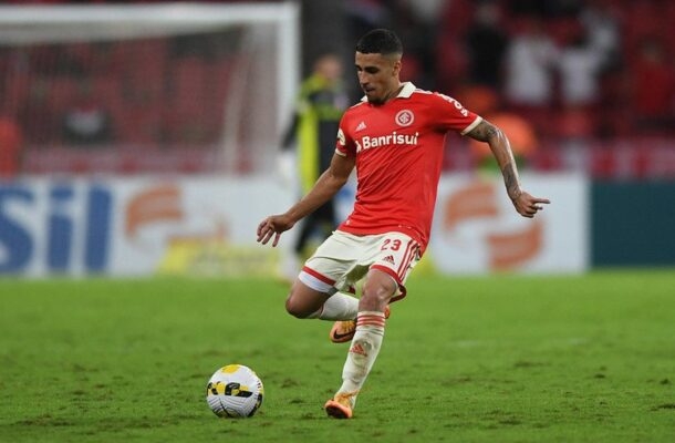 GABRIEL - Perdeu um pouco a pegada de outros tempos. E, com a bola nos pés, não arrisca nada além do feijão com arroz. Cadê o Ruf Ruf? - NOTA: 5,0 - Foto: Ricardo Duarte/Internacional 